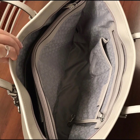 RE SELLING MICHAEL KORS TOTE NEW NEVER USED - Picture 3 of 6